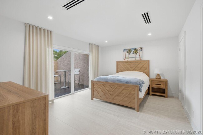 Building Photo - 1173 Hillsboro Mile