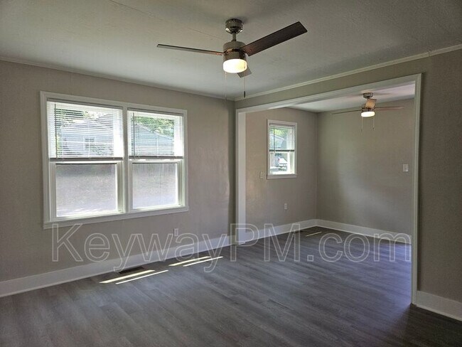 Building Photo - 302 Crystal Lake Dr