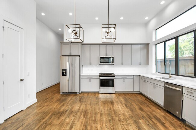 Building Photo - 732 W 22nd St