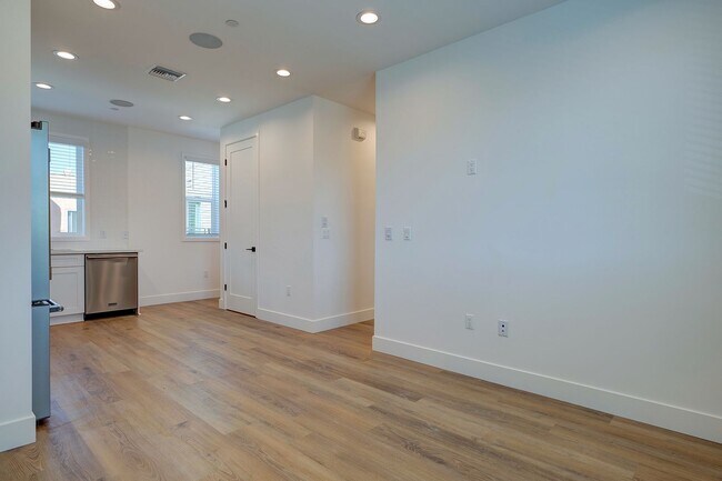 Building Photo - Fantastic Multi-Level Townhome - 3 bed 3 b...
