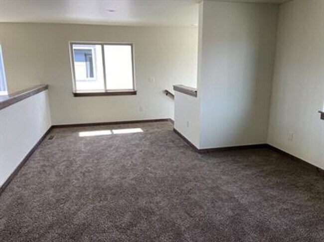 Building Photo - Spacious and Nicely Finished Townhome in Bozeman