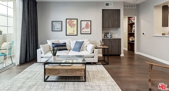 Building Photo - 930 N Doheny Dr