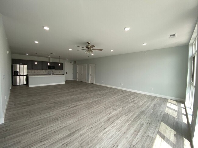 Building Photo - 132 E University Ave