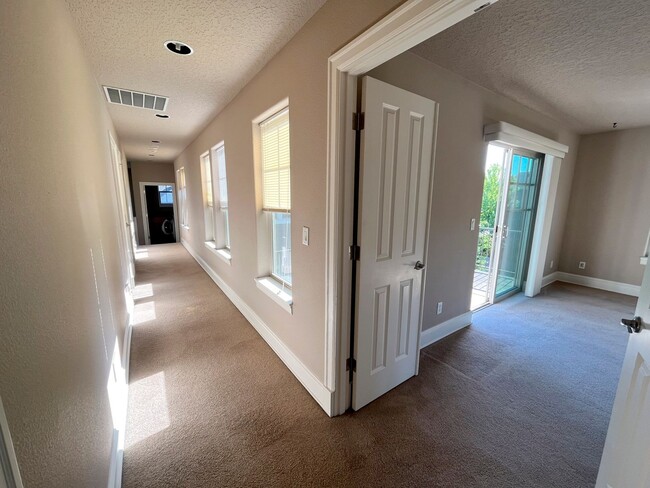 Building Photo - Stunning Corner Home in King City with Washer/Dryer Included, Private Courtyard!