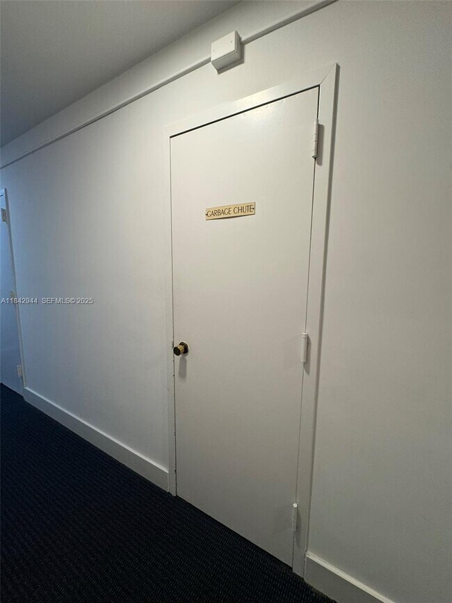 Building Photo - 2715 Tigertail Ave