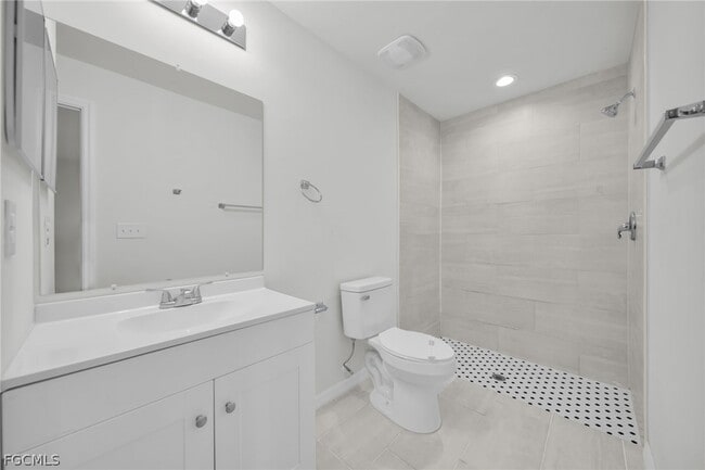 Building Photo - 614 SW 3rd Ct