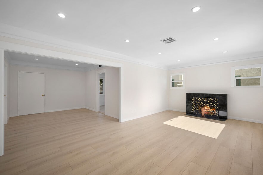 Building Photo - 525 W Wilson Ave