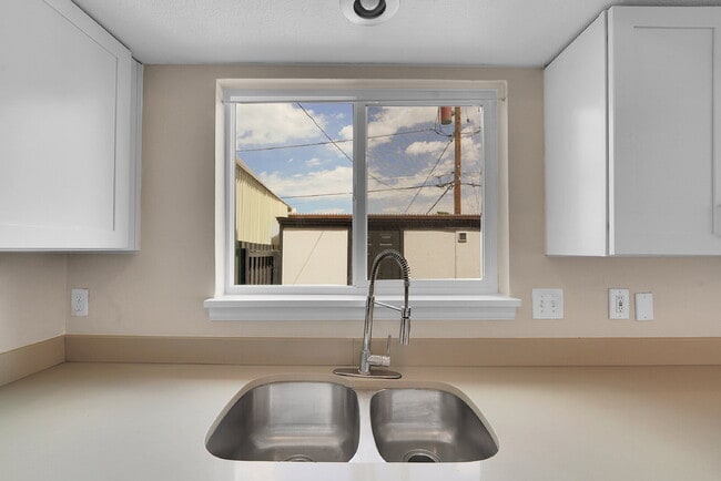 Building Photo - $2,550.00 - 4 Bedrooms, 2.5 Bathroom, Town...
