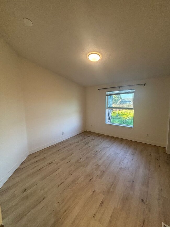 Building Photo - Single Level 3 Bedroom 2 Bathroom Home located just minutes from both Windsor and Larkfield w/ Ut...