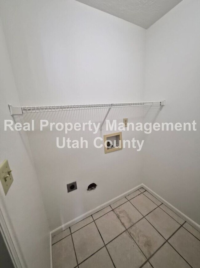 Building Photo - 747 Hanover Dr