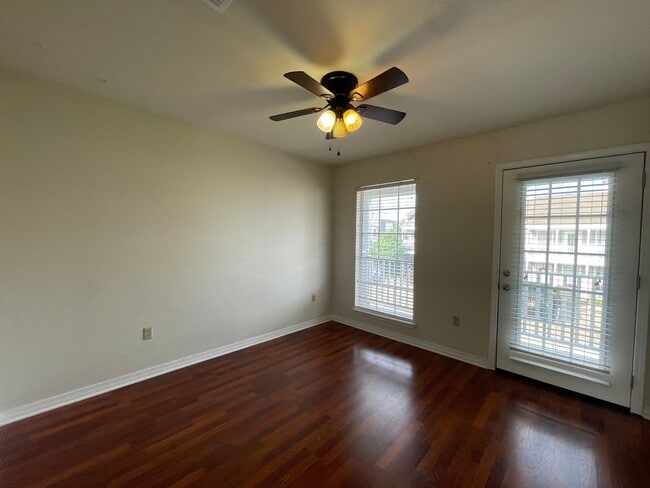 Building Photo - 2 Bedroom Townhouse Near Southdowns & the ...