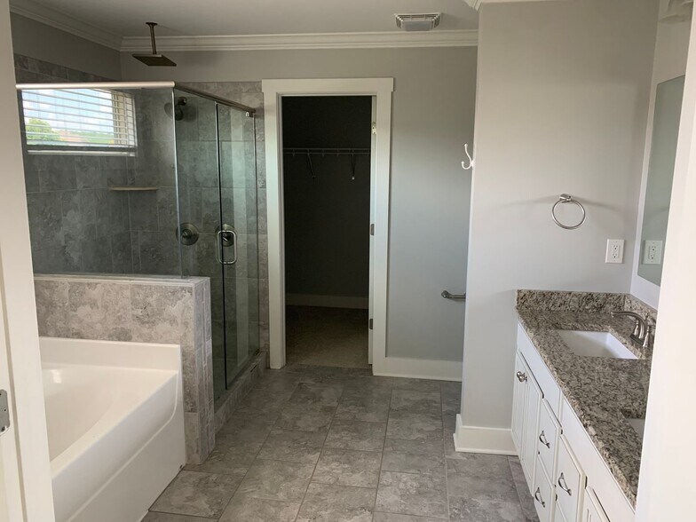 Building Photo - Well Maintained 3 Bedroom Home in The Pres...