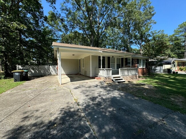 Building Photo - 2/2 Charming House in Garden Lakes $1,295