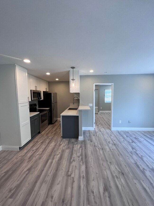 Building Photo - Beautifully Upgraded One Bedroom-One Bathr...