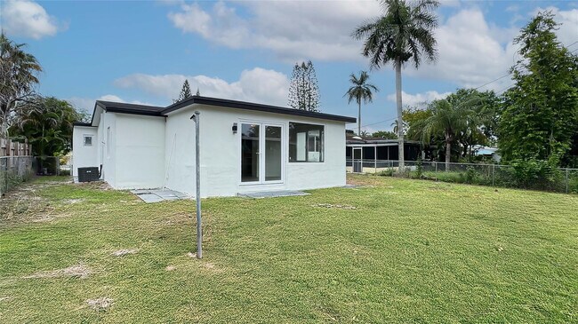 Building Photo - 713 SW 4th Ct