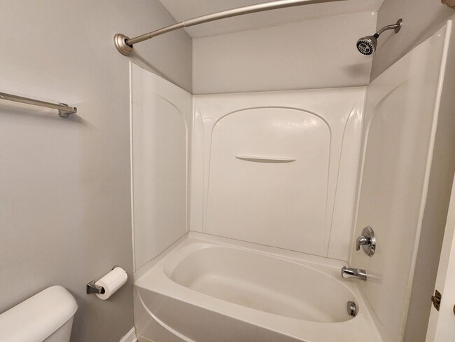 Building Photo - 2 Bedroom Condo in Midwood