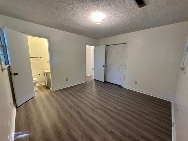 Building Photo - This home offers convenience and comfort!