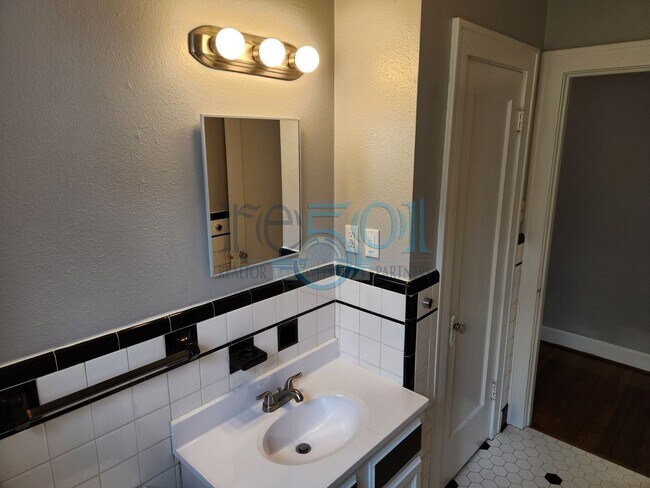 Building Photo - *Coming Soon* Great Hillcrest Find!  2Bedrooms & 1 Bathroom Pefect for UAMS Student(s)