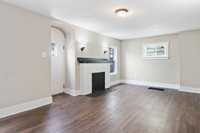 Building Photo - Coming Soon! Charming 3 Bedroom, 1 Bath Si...