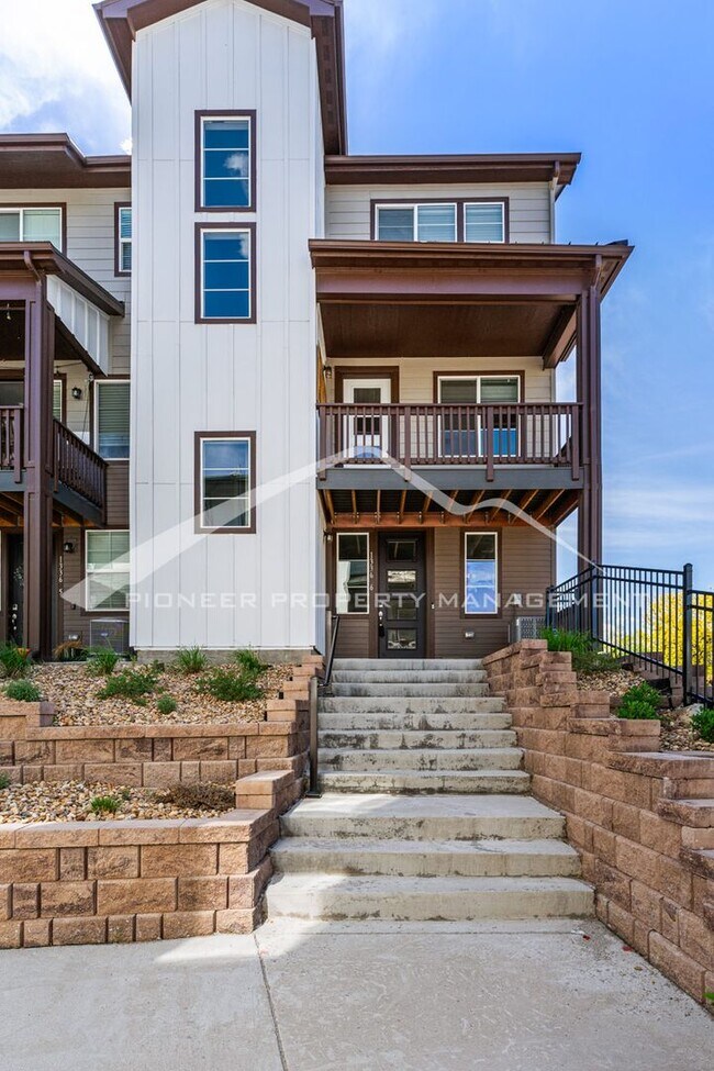 Building Photo - Gorgeous Townhouse with Washer/Dryer and C...