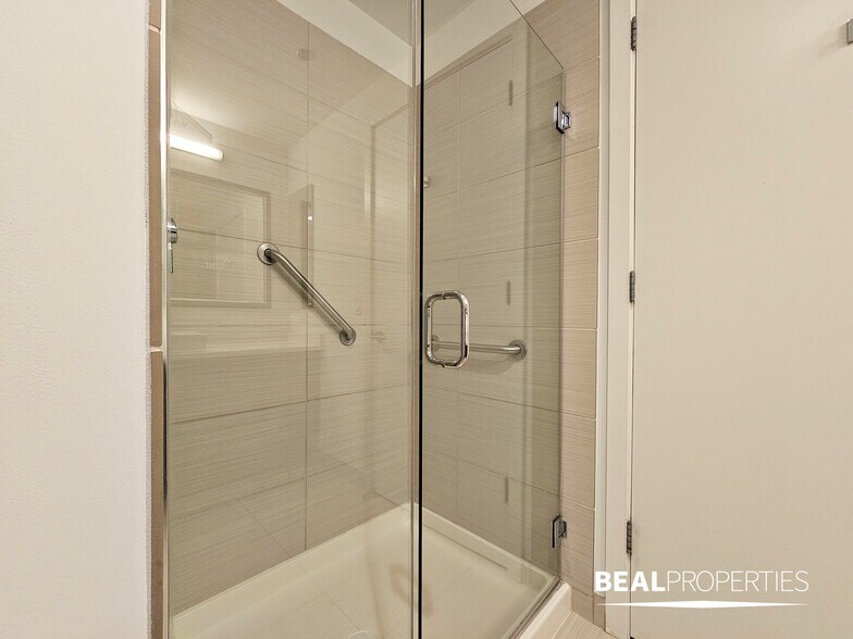 Building Photo - 548 W Webster Ave