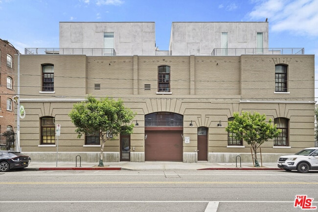 Building Photo - 940 E 2nd St