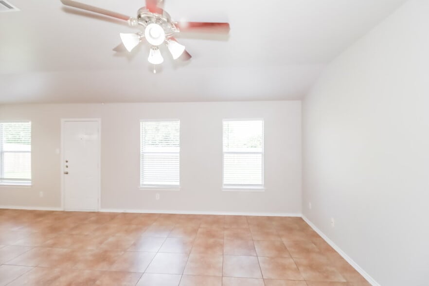 Building Photo - 102 Creek Ledge Dr