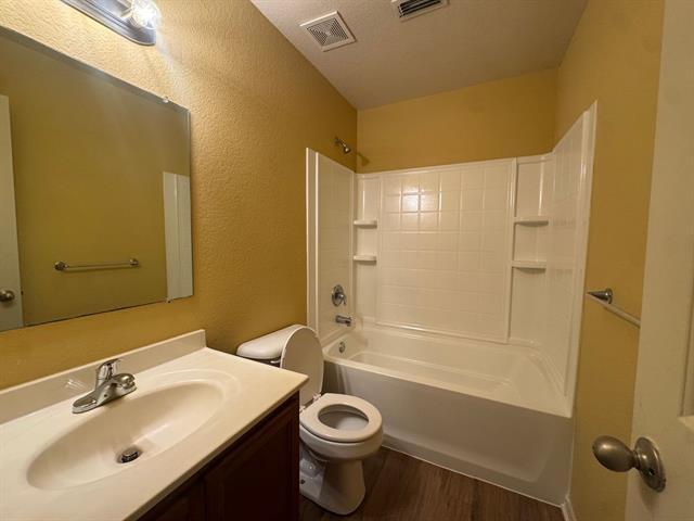 Building Photo - 220 Cres Ridge Dr