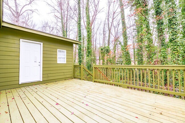 Building Photo - 1000 Rampart Pl