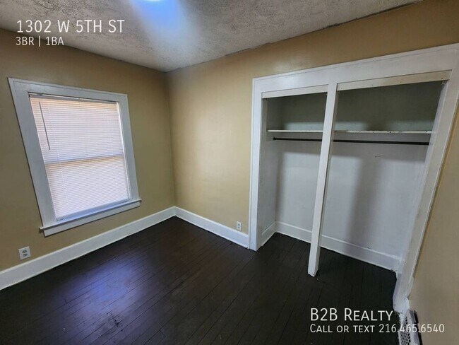 Building Photo - 1302 W 5th St