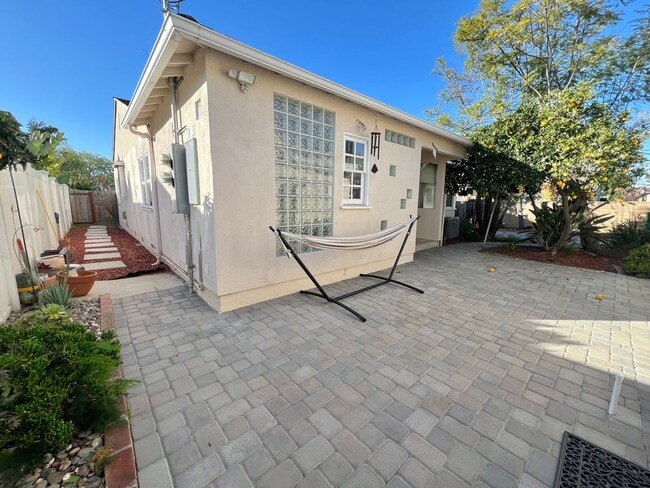 Building Photo - Charming Bixby Knolls Corner Home with Yard, Cabana, & A/C