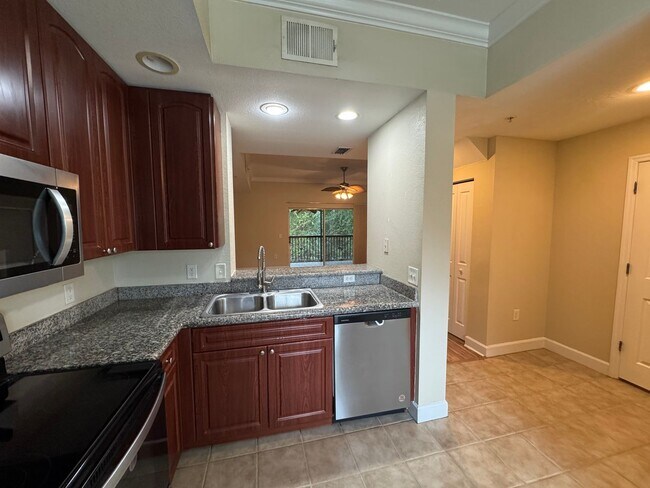 Building Photo - 2 Bed / 2 Bath Upstairs Condo in the Gated...