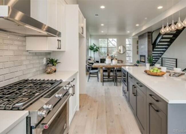 Building Photo - Beautiful Townhome in Southeast Denver