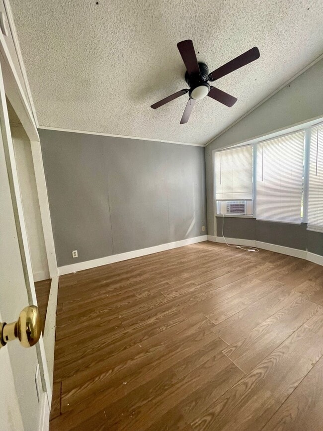 Building Photo - 23349 Hedge Ln