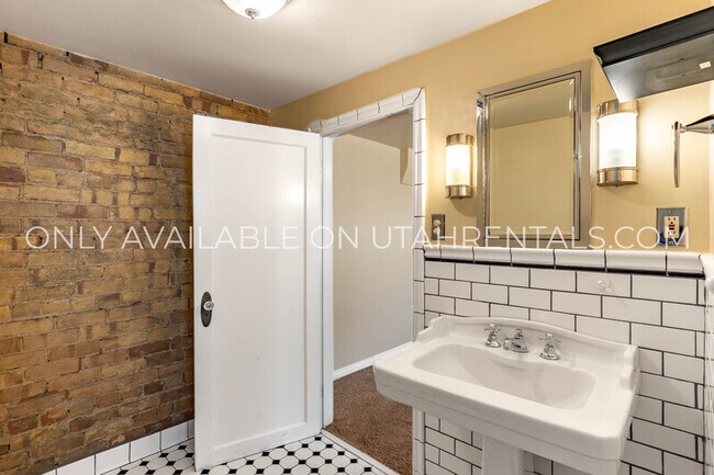 Building Photo - 10470 S Columbine Cir