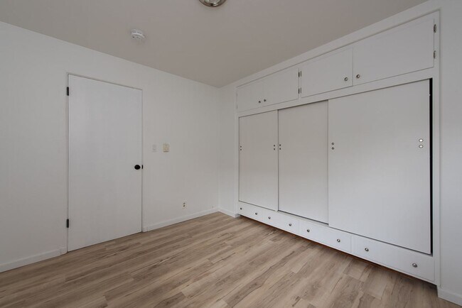 Building Photo - 2021