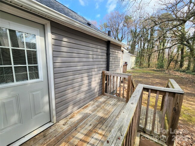Building Photo - 1423 Oakshade Ave