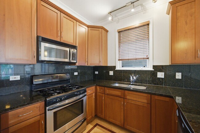 Building Photo - Beautiful and Spacious 2 bedroom, 2 Bathroom Located