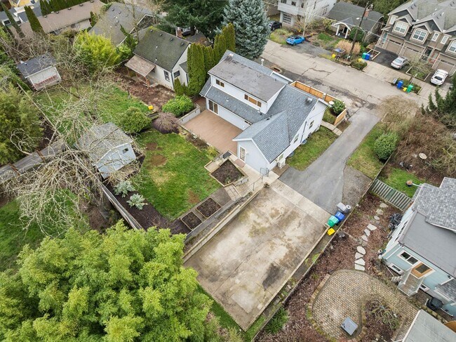 Building Photo - Beautiful Hillsdale 4 BR, 2 BA home