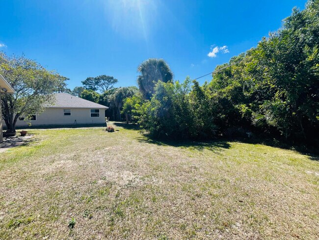 Building Photo - 757 Tulip Dr