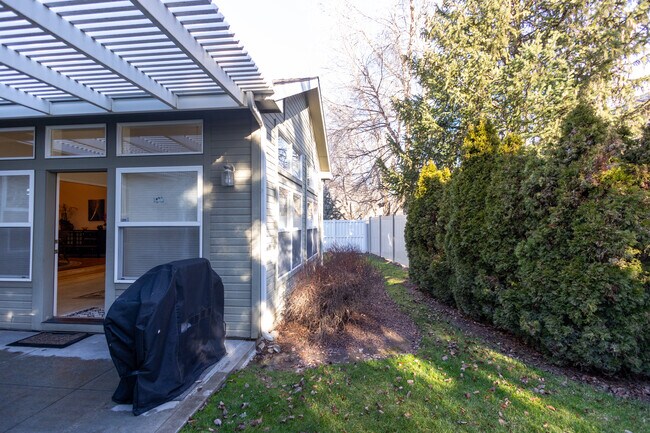 Building Photo - 2412 S Marypost Ave