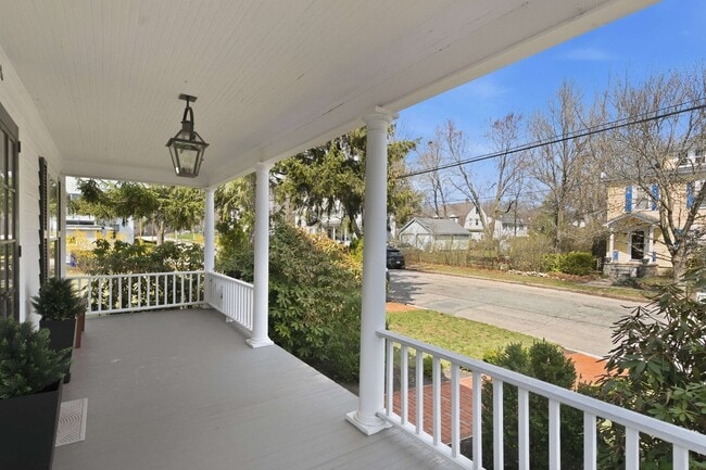 Building Photo - 198 Linden St