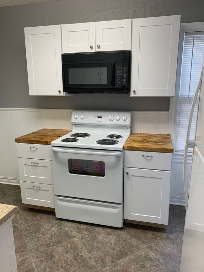 Building Photo - 1136 NW Oak Ave