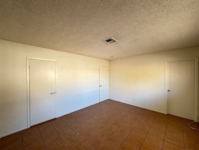 Building Photo - Casa Linda
