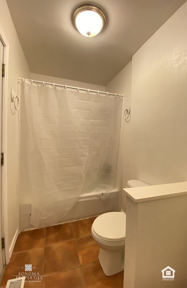 Building Photo - 3+ Bedroom / 2 Bathroom Home with Sunroom & Beautiful Views