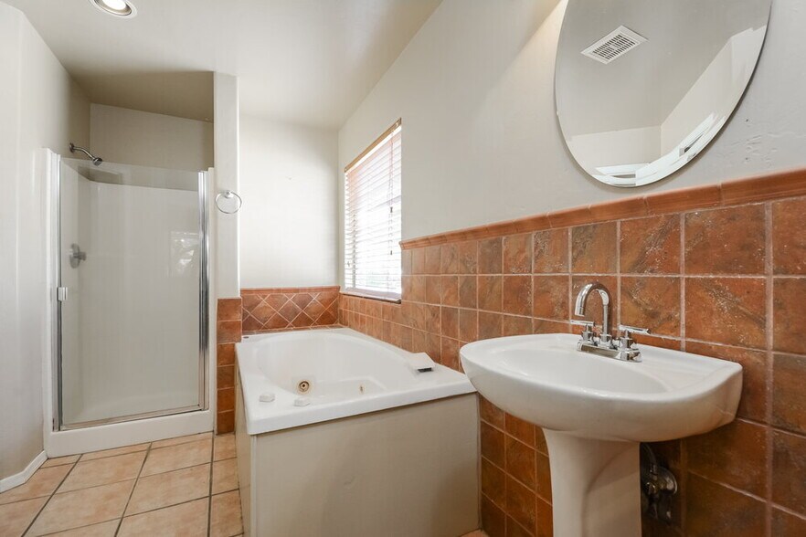 Building Photo - 8506 N Sayante Way