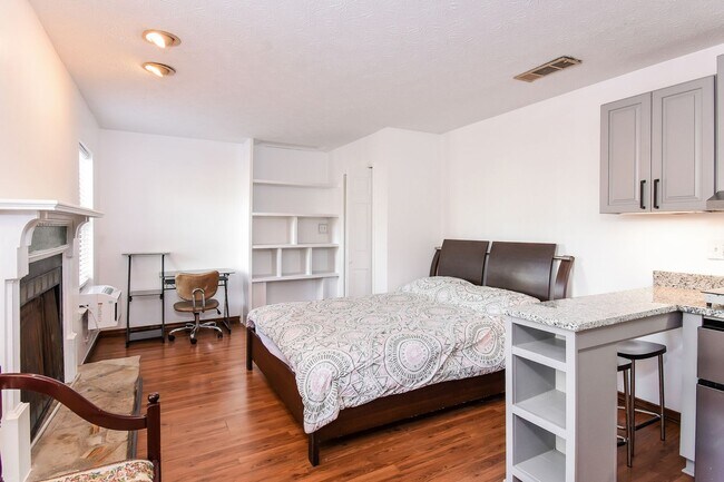 Building Photo - 1312 Brandl Dr SW