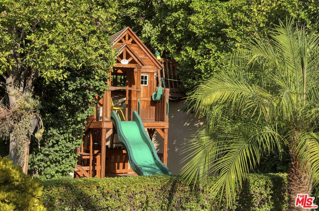 Building Photo - 4718 White Oak Ave