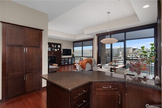 Building Photo - Top Floor Condo for rent!