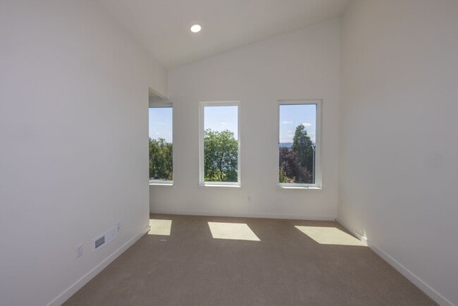Building Photo - Riverside Townhomes - Waterfront Living in...